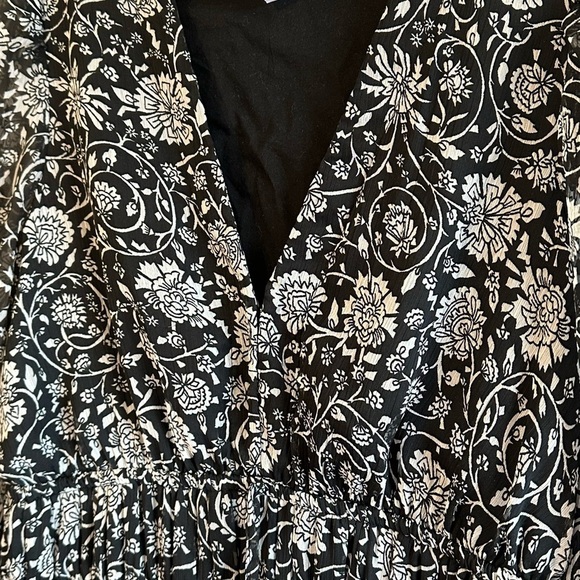 Old Navy Black and White Floral Smocked Waist Sheer Sleeves Maxi Dress Sz XS - Picture 4 of 11